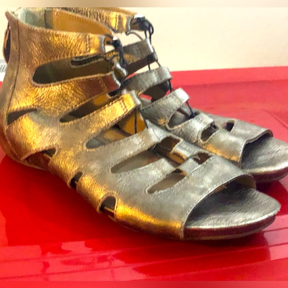 Earthles Kendry Gladitor Women’s Silver Gray Leather Zip Sandals Size 6.5B